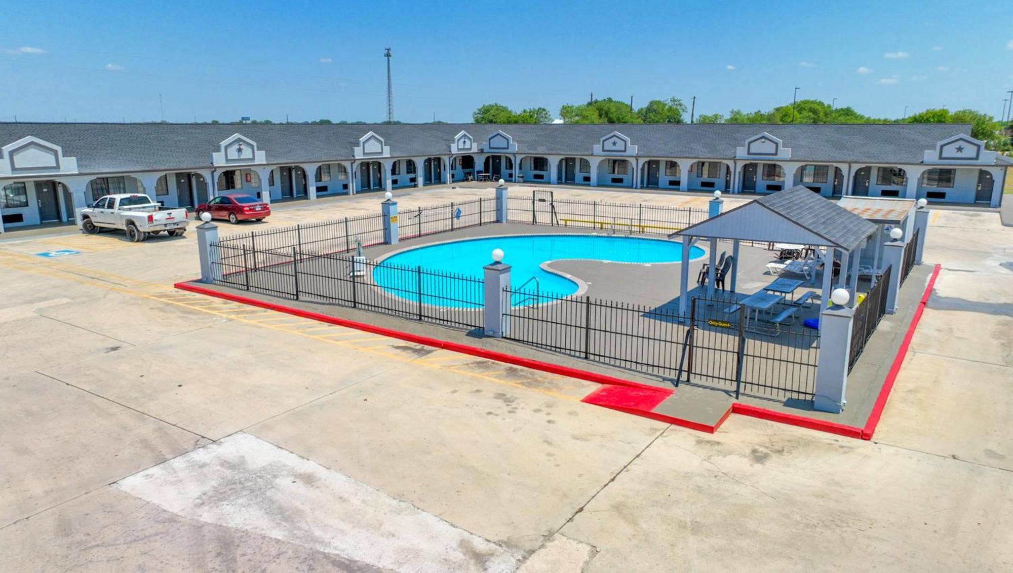 Executive Inn Hondo Extérieur photo