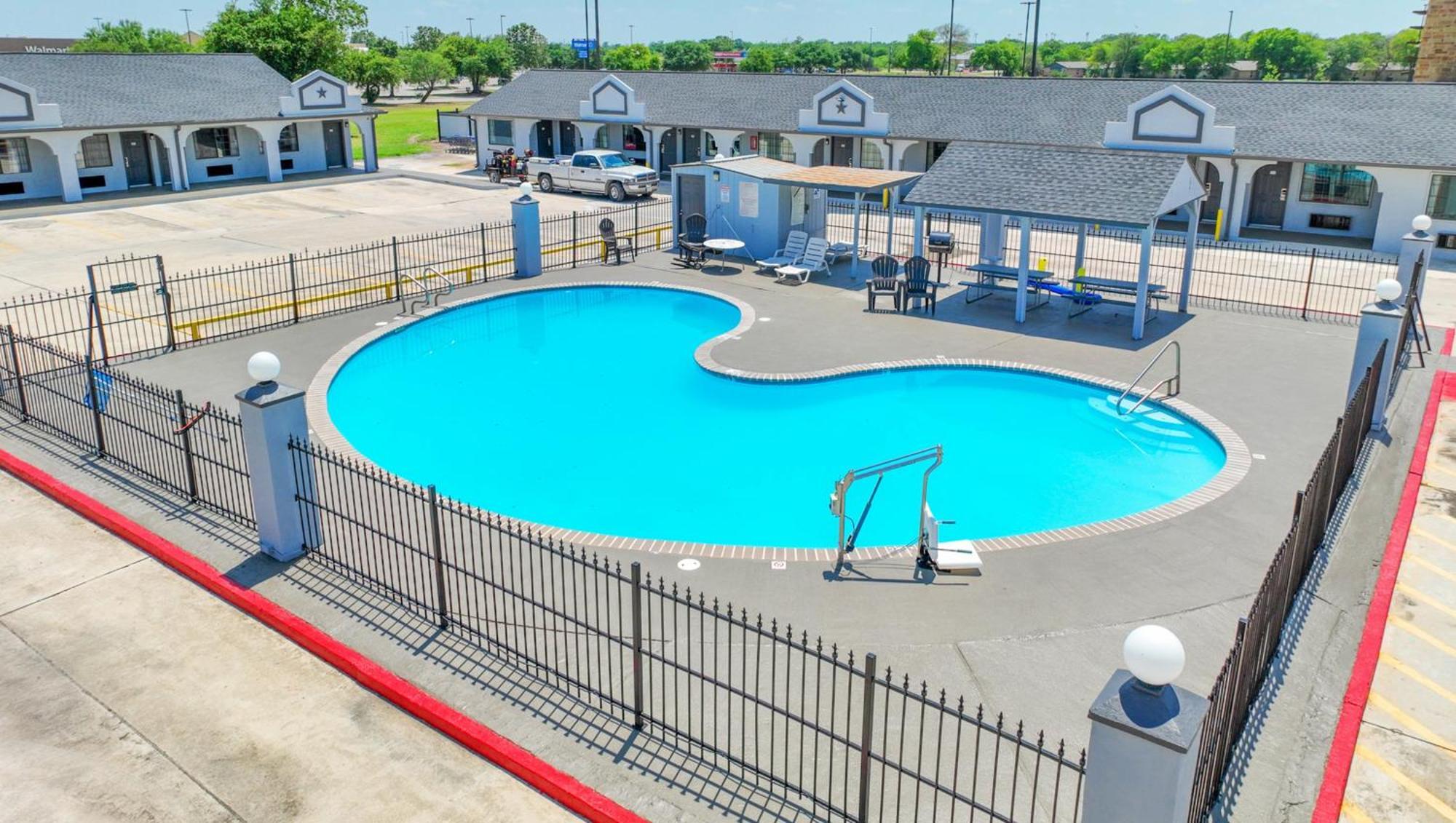 Executive Inn Hondo Extérieur photo
