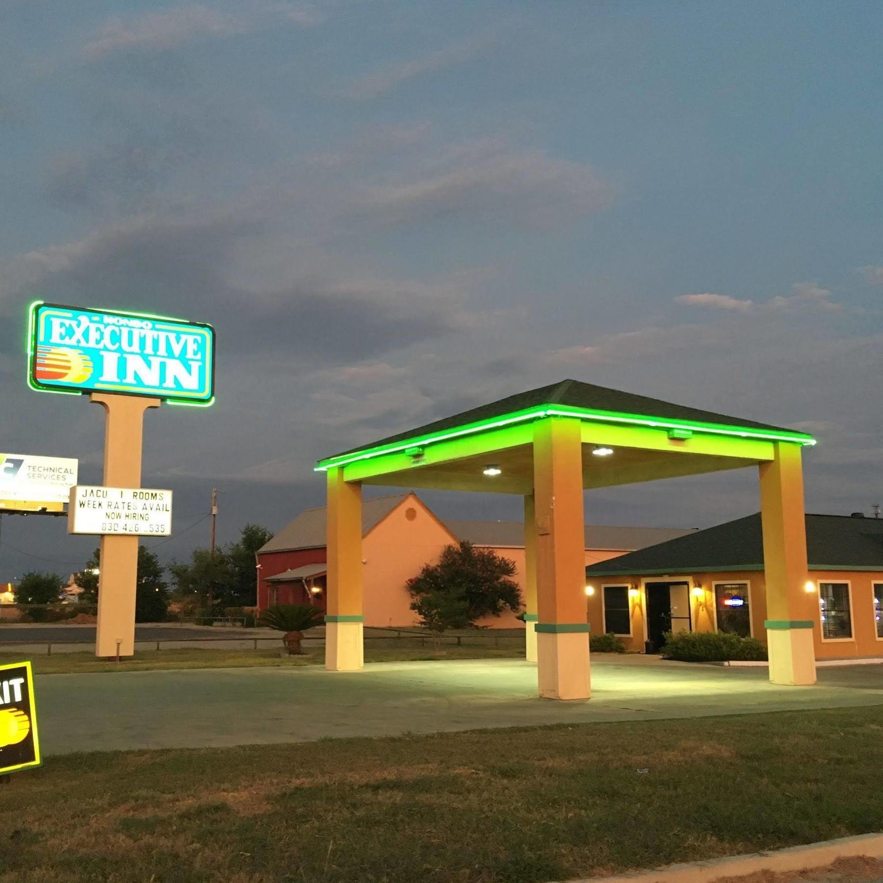 Executive Inn Hondo Extérieur photo